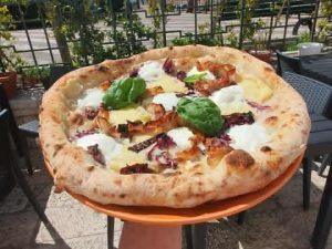 Pizza de la Pizzeria Queen a Lavello