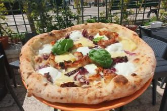 Pizza de la Pizzeria Queen a Lavello