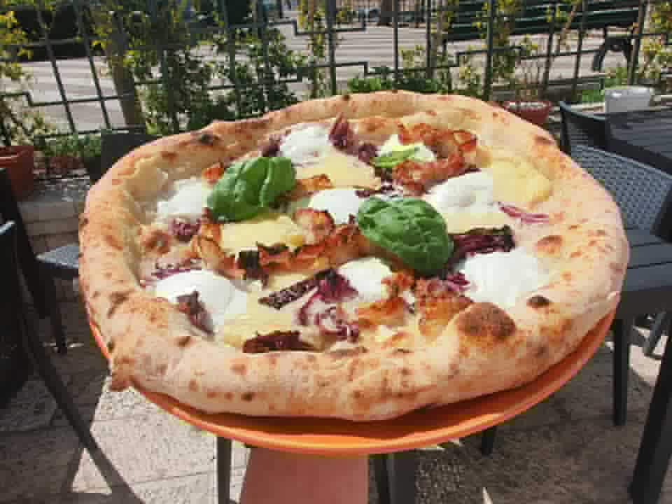 Pizza de la Pizzeria Queen in Lavello