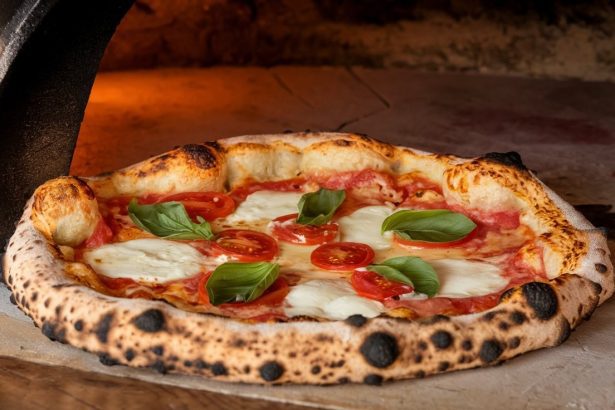 Neapolitan pizza im ofen - Foto Fpai