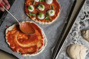Preparazione delle pizze - Foto U+