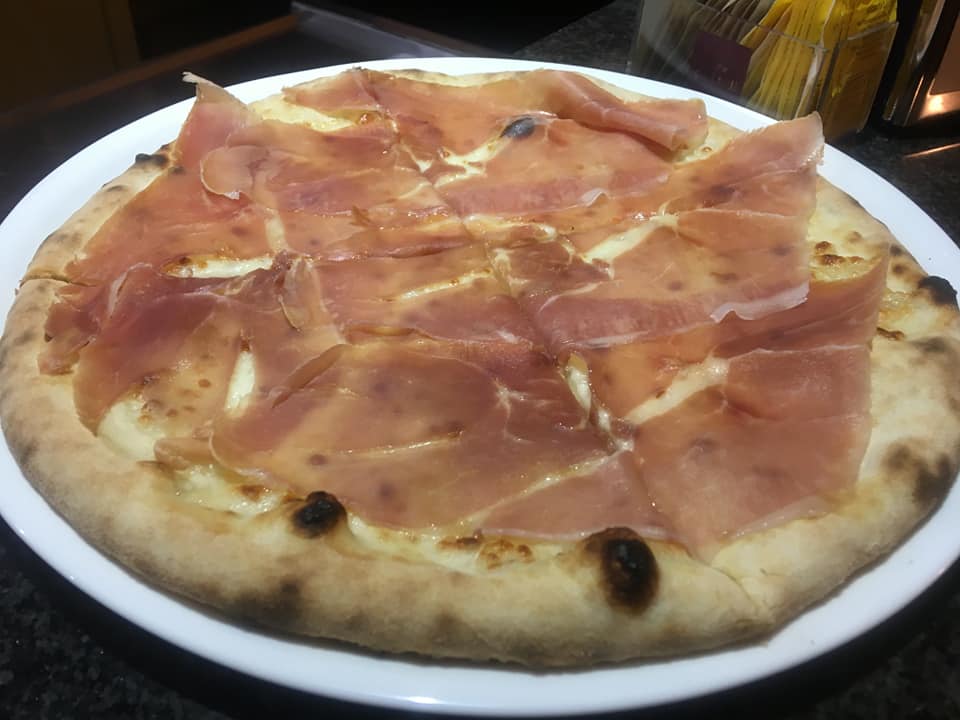 Pizza de la tra tratoria pizzeria villa belvedere - photo fb